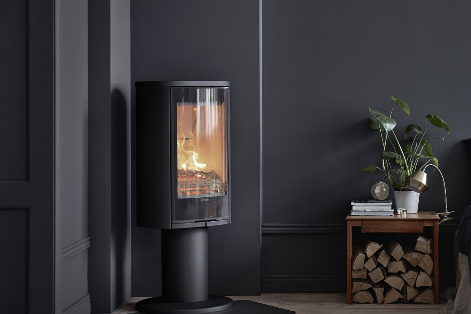 Contura-870SG-Style-zwart-glazendeur-aluminiumbovenplaat-sfeerfoto.png